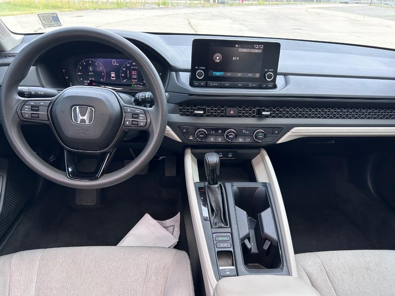 Honda Accord Sedan Vehicle Full-screen Gallery Image 9