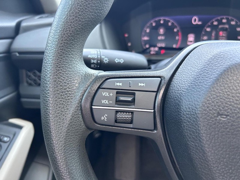 Honda Accord Sedan Vehicle Full-screen Gallery Image 11