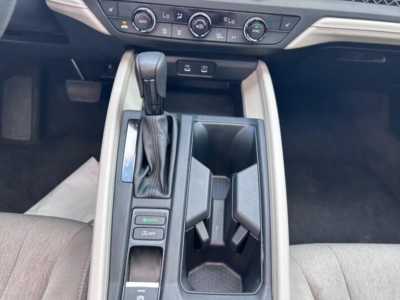 Honda Accord Sedan Vehicle Full-screen Gallery Image 15