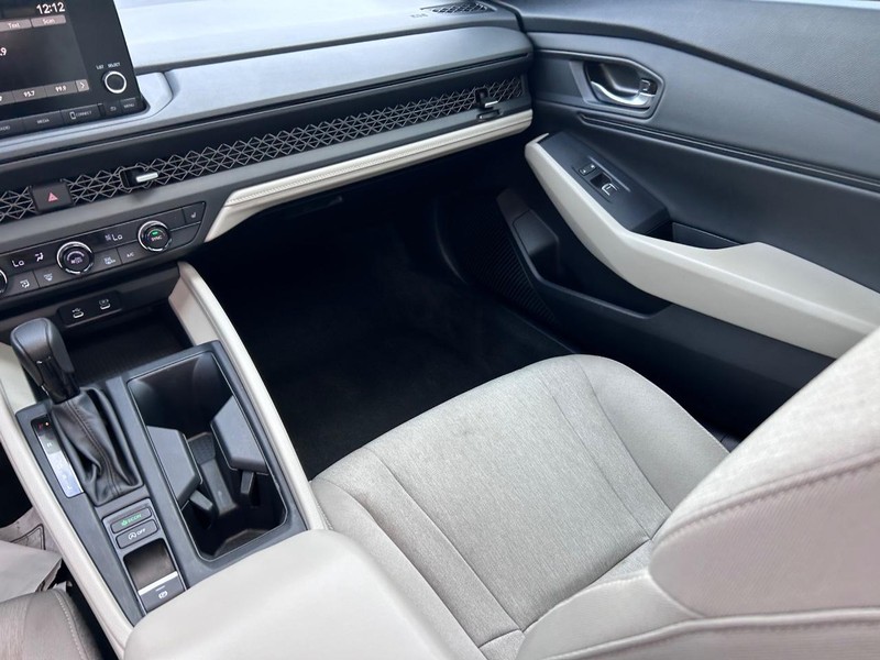 Honda Accord Sedan Vehicle Full-screen Gallery Image 16