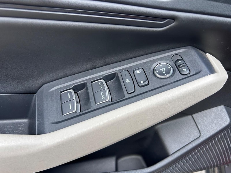 Honda Accord Sedan Vehicle Full-screen Gallery Image 17