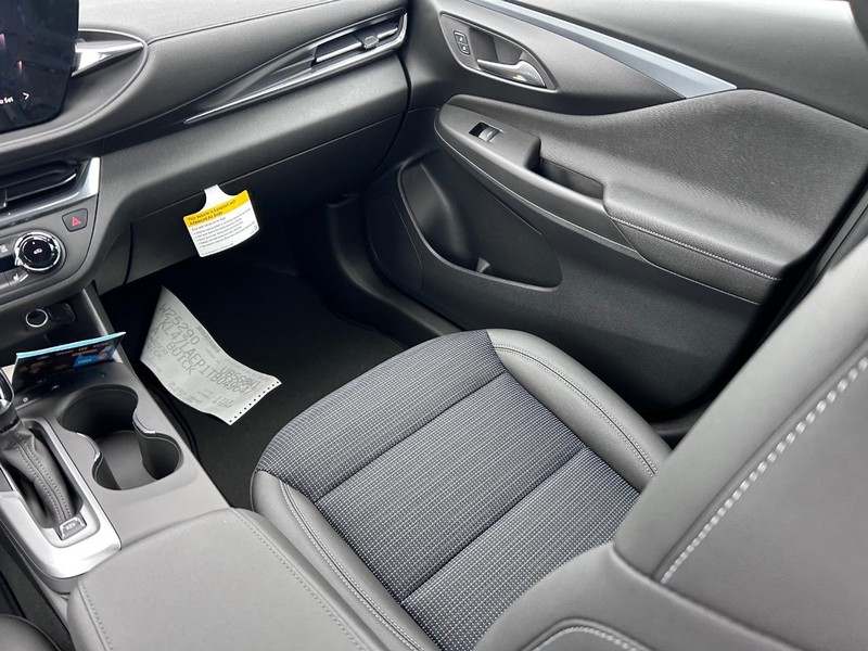 Buick Envista Vehicle Full-screen Gallery Image 15