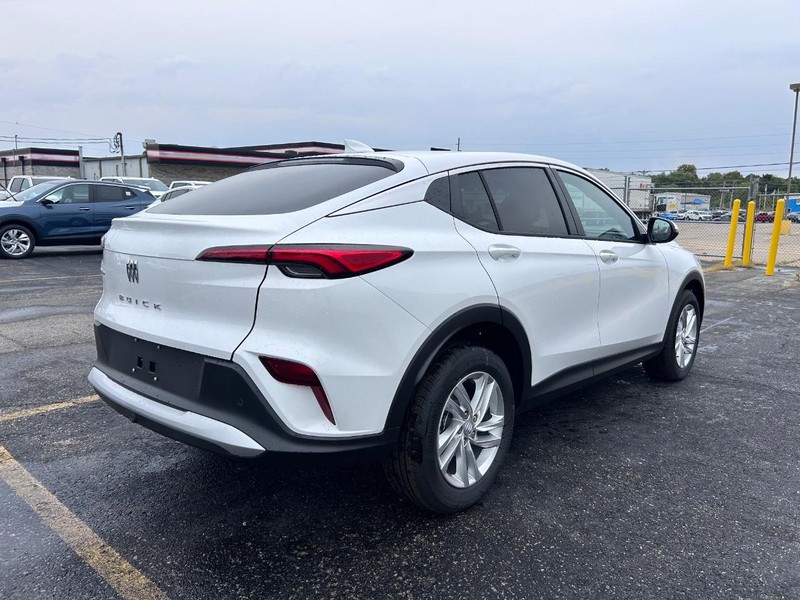 Buick Envista Vehicle Full-screen Gallery Image 3