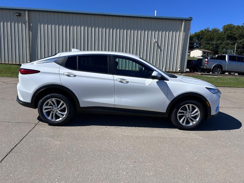 Buick Envista Vehicle Full-screen Gallery Image 2