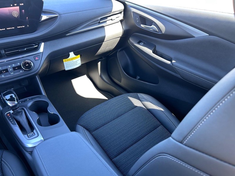 Buick Envista Vehicle Full-screen Gallery Image 15