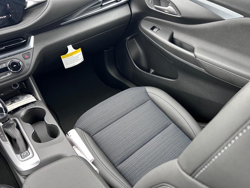 Buick Envista Vehicle Full-screen Gallery Image 15