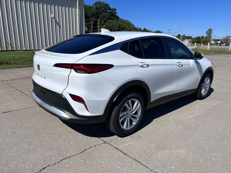 Buick Envista Vehicle Full-screen Gallery Image 3