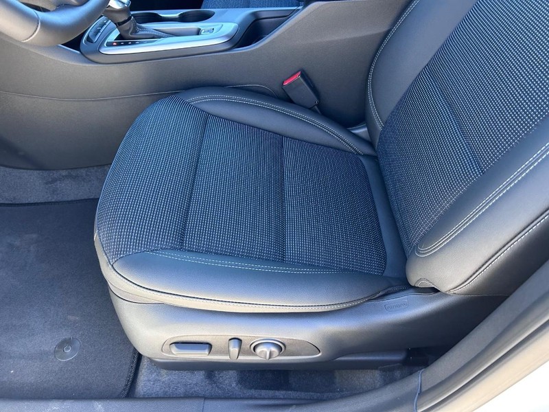 Buick Envista Vehicle Full-screen Gallery Image 17