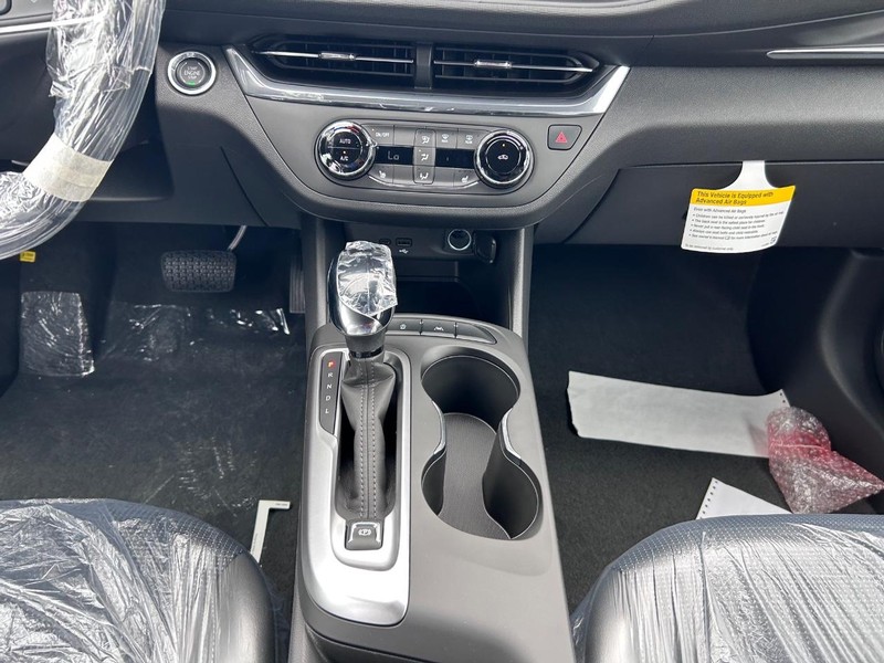 Buick Envista Vehicle Full-screen Gallery Image 14