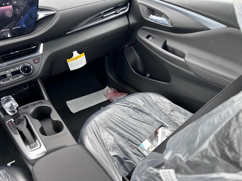 Buick Envista Vehicle Full-screen Gallery Image 15