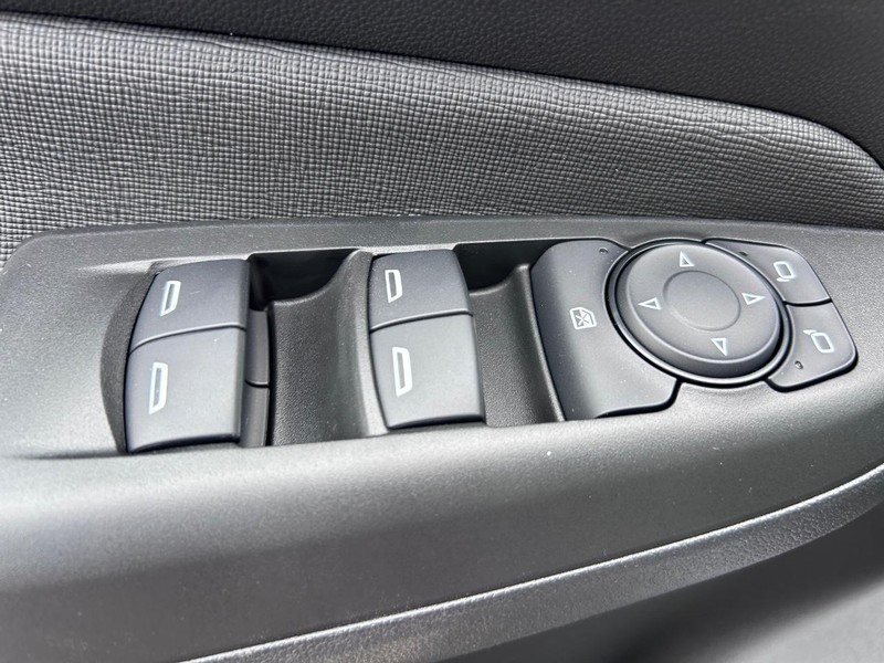 Buick Envista Vehicle Full-screen Gallery Image 16