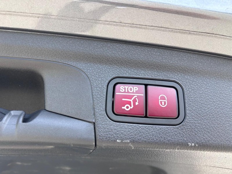 Mercedes-Benz GLE Vehicle Full-screen Gallery Image 6