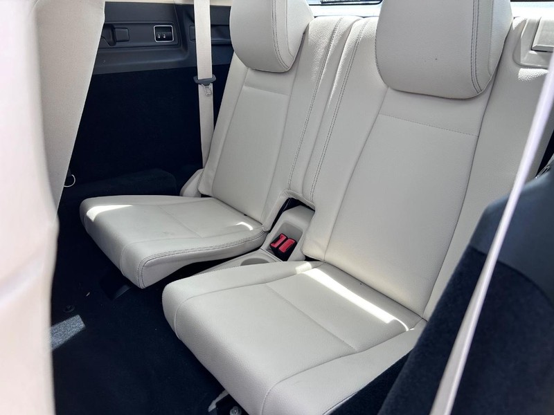 Mercedes-Benz GLE Vehicle Full-screen Gallery Image 8