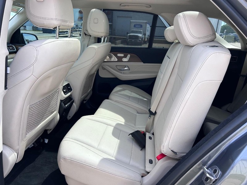 Mercedes-Benz GLE Vehicle Full-screen Gallery Image 9