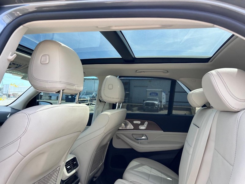 Mercedes-Benz GLE Vehicle Full-screen Gallery Image 10