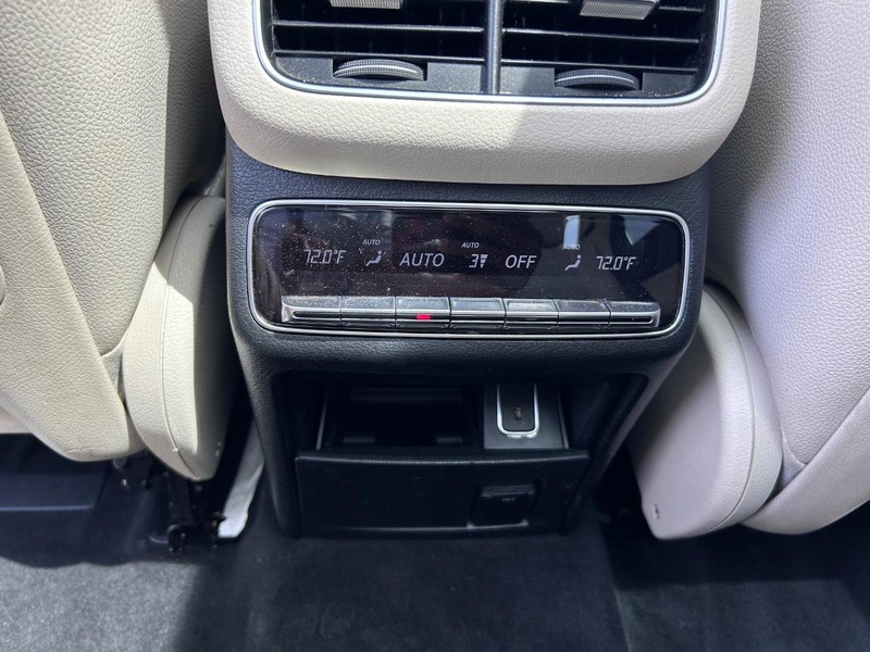 Mercedes-Benz GLE Vehicle Full-screen Gallery Image 11