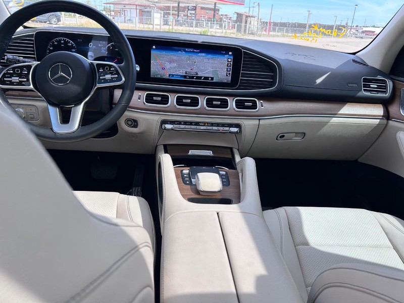 Mercedes-Benz GLE Vehicle Full-screen Gallery Image 12