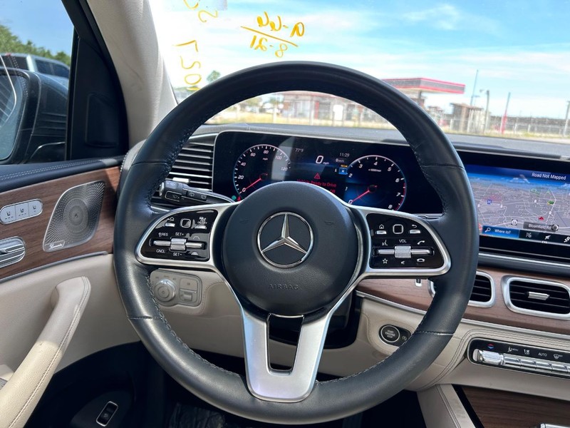 Mercedes-Benz GLE Vehicle Full-screen Gallery Image 13