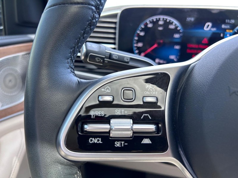 Mercedes-Benz GLE Vehicle Full-screen Gallery Image 14