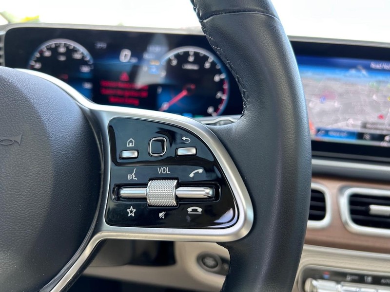 Mercedes-Benz GLE Vehicle Full-screen Gallery Image 15