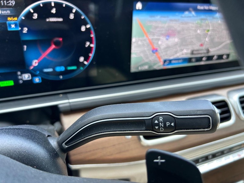 Mercedes-Benz GLE Vehicle Full-screen Gallery Image 16