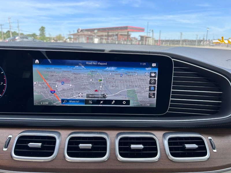 Mercedes-Benz GLE Vehicle Full-screen Gallery Image 17