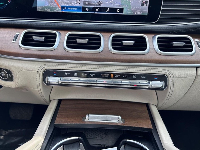 Mercedes-Benz GLE Vehicle Full-screen Gallery Image 18