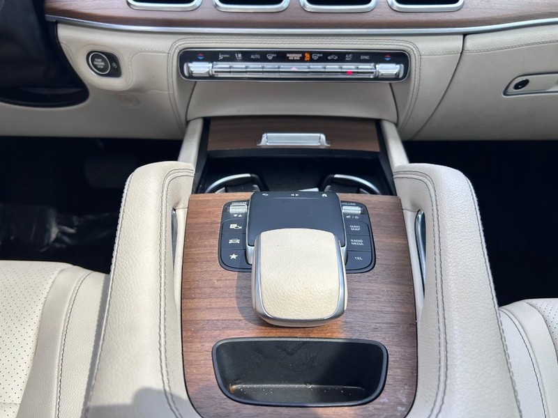 Mercedes-Benz GLE Vehicle Full-screen Gallery Image 19