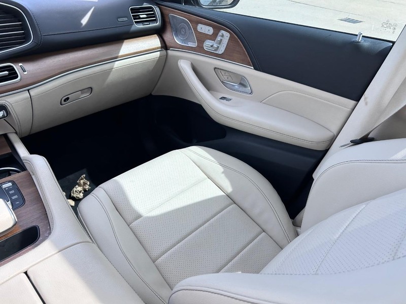 Mercedes-Benz GLE Vehicle Full-screen Gallery Image 20