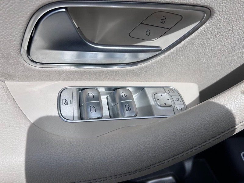 Mercedes-Benz GLE Vehicle Full-screen Gallery Image 21