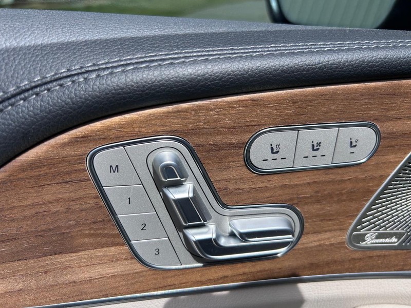 Mercedes-Benz GLE Vehicle Full-screen Gallery Image 22