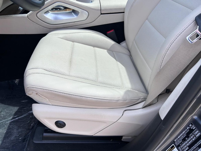 Mercedes-Benz GLE Vehicle Full-screen Gallery Image 23