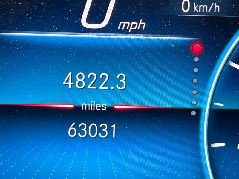 Mercedes-Benz GLE Vehicle Full-screen Gallery Image 24