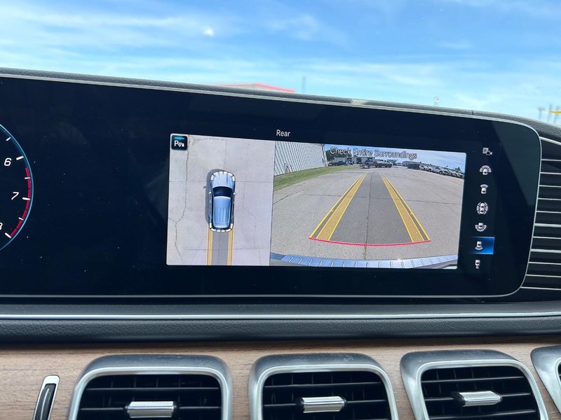 Mercedes-Benz GLE Vehicle Full-screen Gallery Image 25