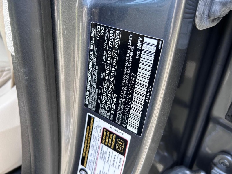 Mercedes-Benz GLE Vehicle Full-screen Gallery Image 26