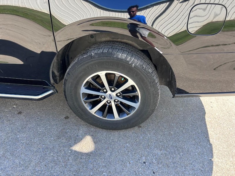 Ford Expedition Max Vehicle Full-screen Gallery Image 7