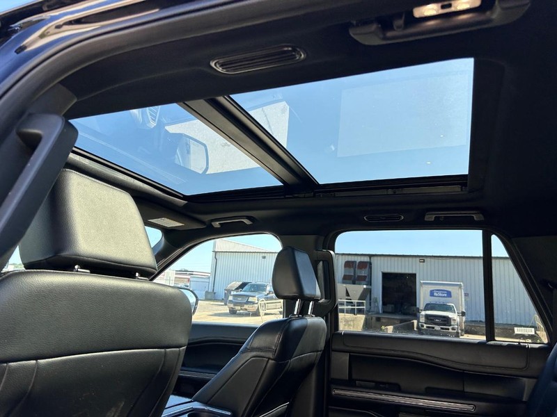 Ford Expedition Max Vehicle Full-screen Gallery Image 10