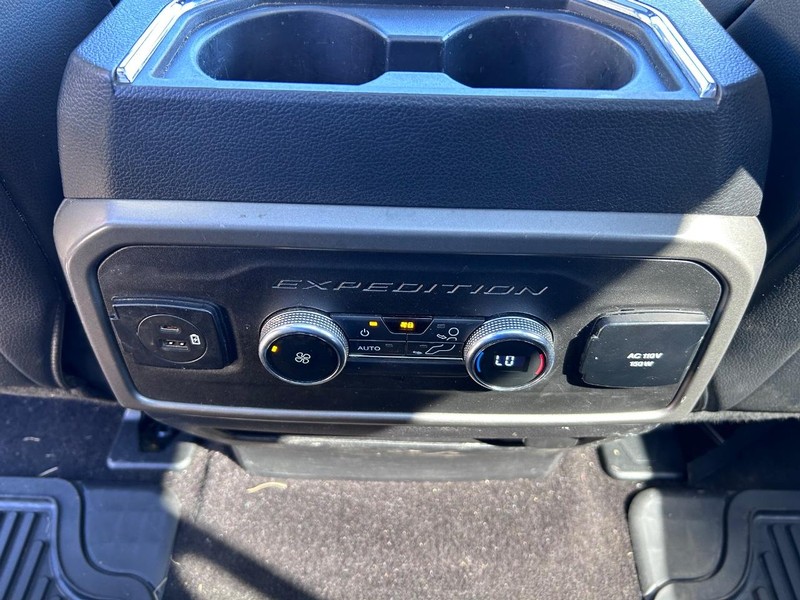 Ford Expedition Max Vehicle Full-screen Gallery Image 11