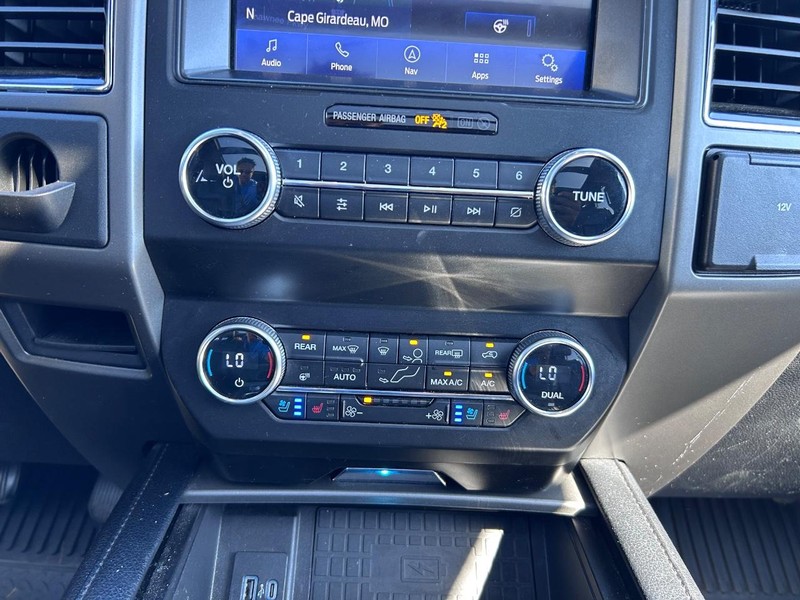 Ford Expedition Max Vehicle Full-screen Gallery Image 17