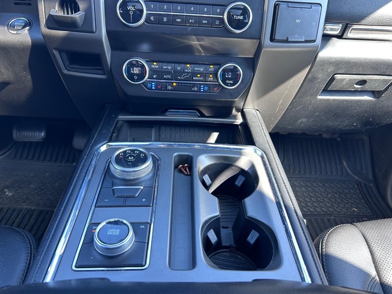 Ford Expedition Max Vehicle Full-screen Gallery Image 18