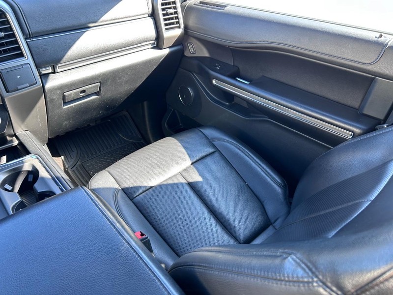 Ford Expedition Max Vehicle Full-screen Gallery Image 19