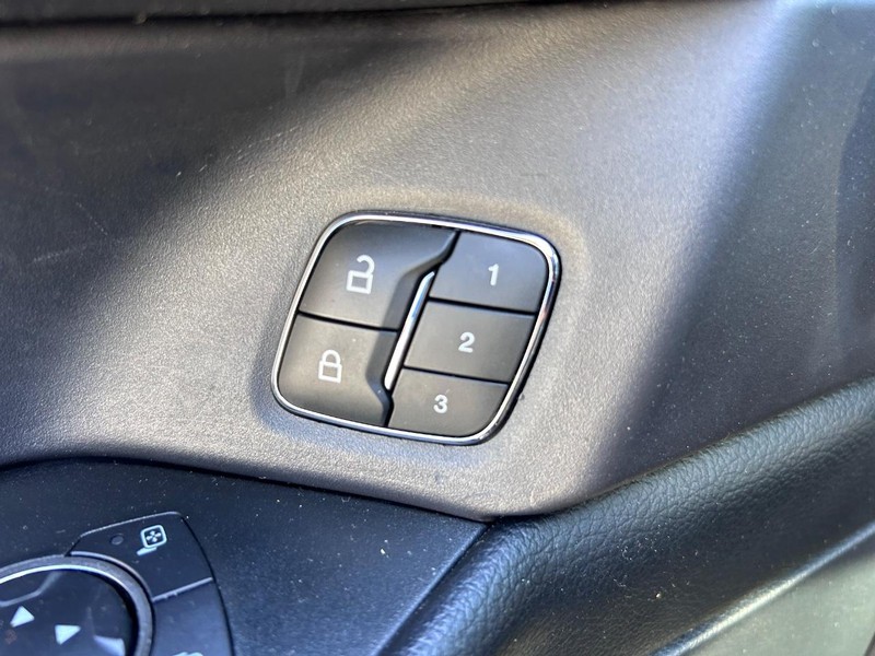 Ford Expedition Max Vehicle Full-screen Gallery Image 21