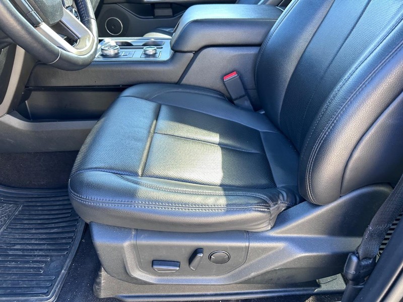 Ford Expedition Max Vehicle Full-screen Gallery Image 22