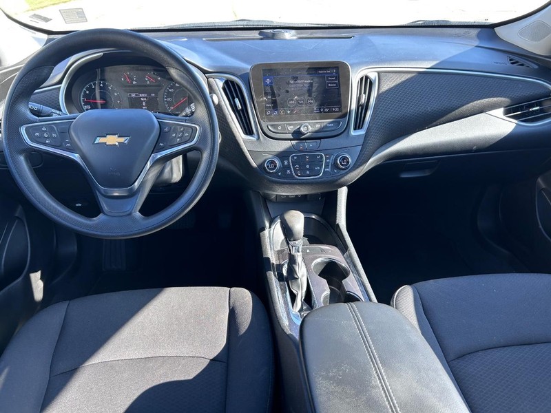 Chevrolet Malibu Vehicle Full-screen Gallery Image 09