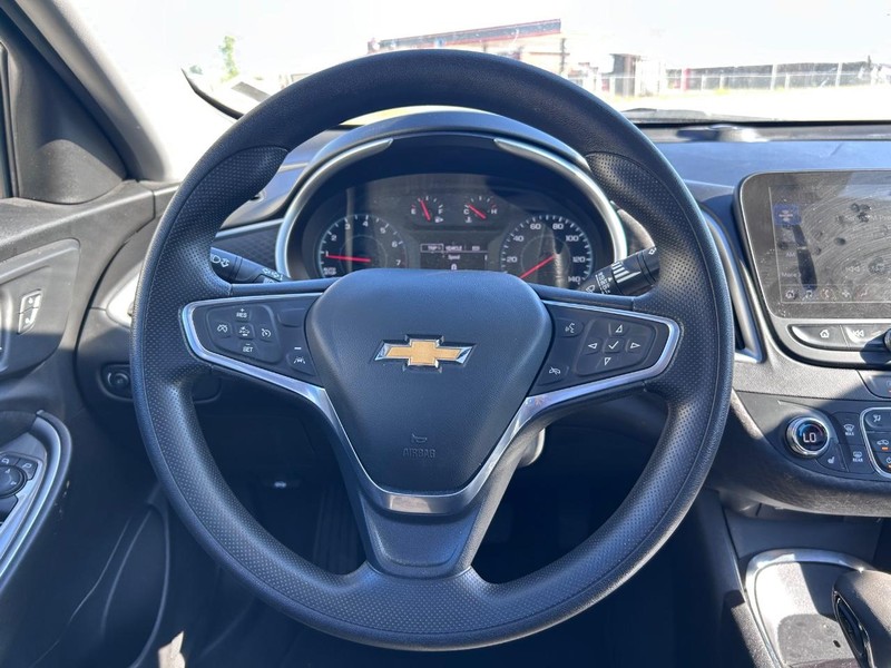 Chevrolet Malibu Vehicle Full-screen Gallery Image 10