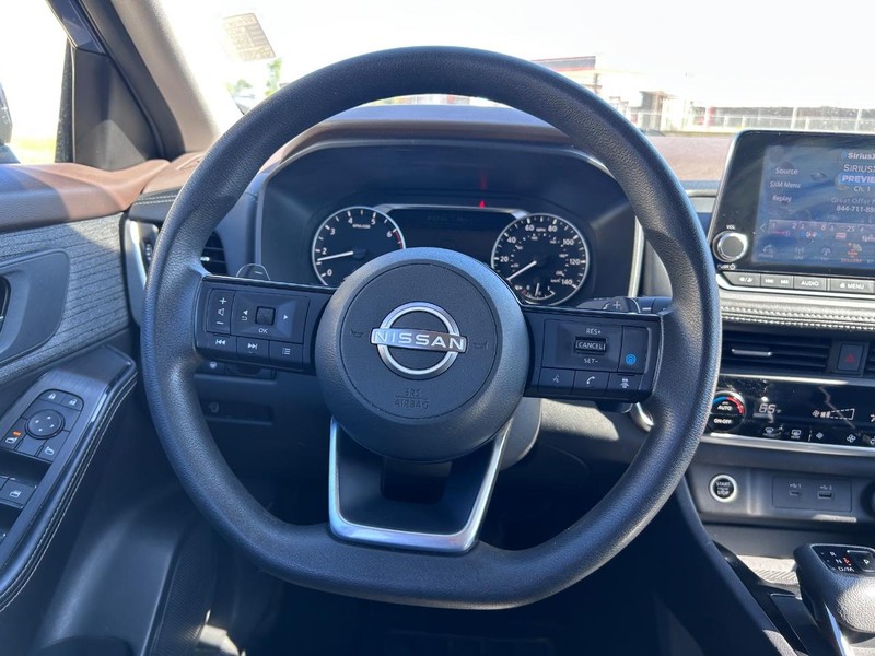 Nissan Rogue Vehicle Full-screen Gallery Image 9