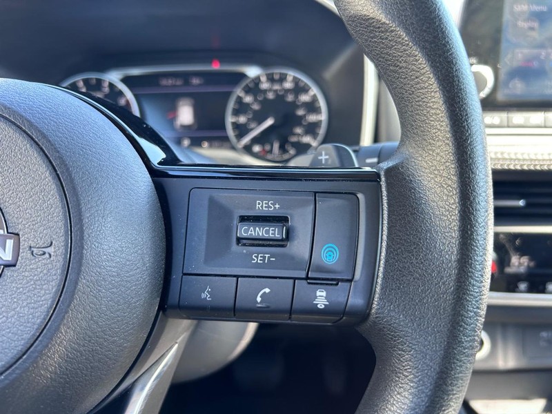 Nissan Rogue Vehicle Full-screen Gallery Image 11