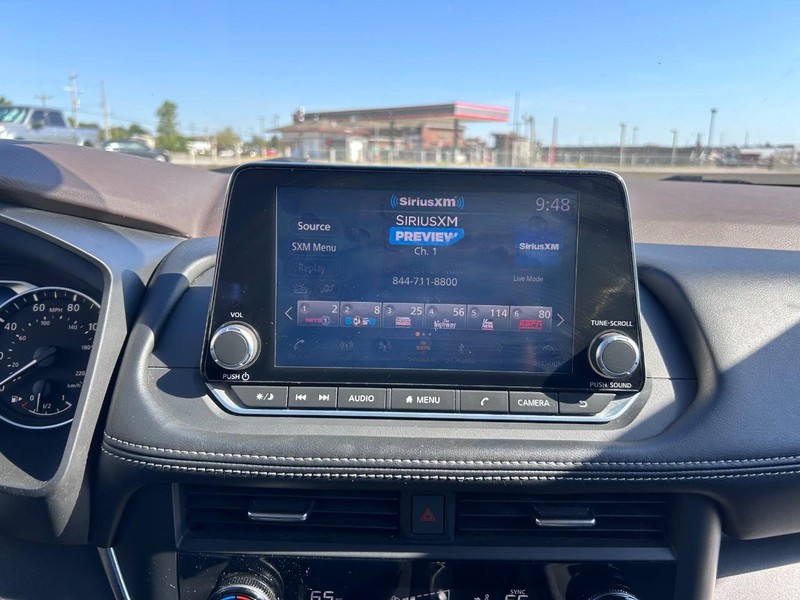 Nissan Rogue Vehicle Full-screen Gallery Image 12