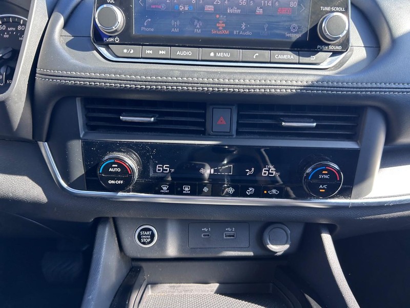 Nissan Rogue Vehicle Full-screen Gallery Image 13