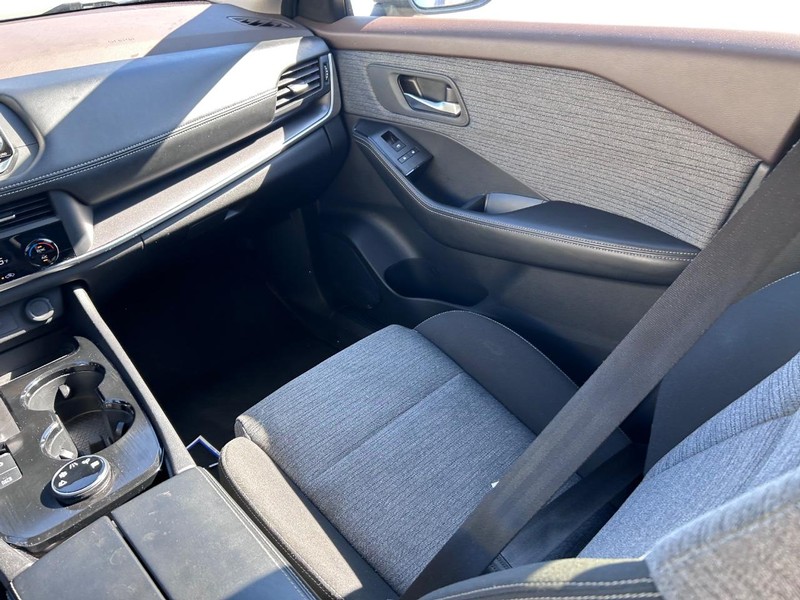 Nissan Rogue Vehicle Full-screen Gallery Image 15